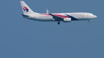 Phuket, Tailandia 26 de noviembre de 2019 - Malaysia Airlines Boeing 737 9m mls acercándose antes de aterrizar en el aeropuerto internacional de Phuket. video