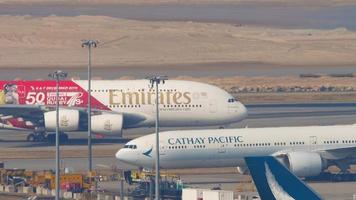 hong kong 10 november 2019 - emiraten luchtvaartmaatschappijen airbus a380 in dubai rugby 7 50e verjaardag taxiën na de landing op de internationale luchthaven van hong kong. video