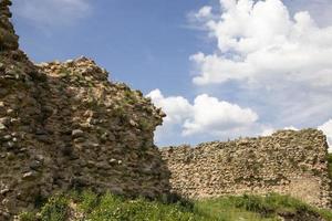 viejas ruinas de edificios abandonados foto