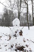 grandes muñecos de nieve blancos hechos en invierno foto