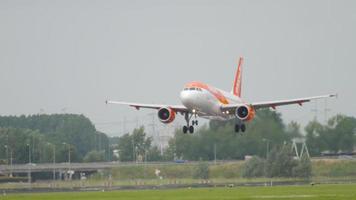 amsterdam, nederländerna 27 juli 2017 - easyjet airbus 319 landar på bana 36l poldebaan, shiphol internationella flygplats video