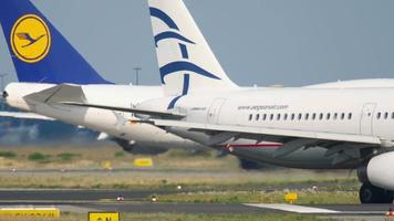 francfort-sur-le-main, allemagne 18 juillet 2017 - aegean airbus a321 sx dvp roulage vers la piste 18, et lufthansa boeing 747 d abyd roulage pour commencer avant le décollage sur la piste 07c. Fraport, Francfort, Allemagne video