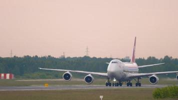 novosibirsk, federação russa 10 de junho de 2020 - cargalux boeing 747 lx vcn acelerando para decolar. aeroporto de tolmachevo, novosibirsk video