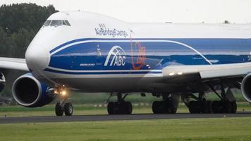 amsterdam, nederland 25 juli 2017 - airbridgecargo boeing 747 vq bfe begin versnellen voor vertrek op polderbaan 36l, shiphol airport, amsterdam, holland
