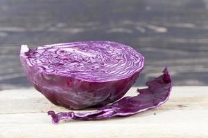 cabeza morada de la mesa de repollo foto