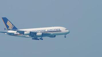 Hongkong 10. November 2019 - Singapore Airlines Airbus A380 nähert sich vor der Landung auf dem internationalen Flughafen Hongkong. video