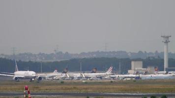 Francoforte sul Meno, Germania 17 luglio 2017 - Boeing 777 di United Airlines accelera alla pista 25c. fraport, francoforte, germania video