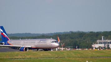 Düsseldorf, Alemania 22 de julio de 2017 - aeroflot airbus 321 vp bfx rodando después del aterrizaje. aeropuerto de dusseldorf, alemania video