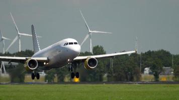 amsterdam, nederländerna 25 juli 2017 - vueling airbus a320 ec jzi landar på bana 18r polderbaan. shiphol flygplats, amsterdam, holland video