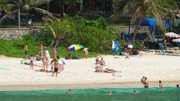 Phuket, Thailand 19 november 2018 - vakantiegangers, toeristen in de golven op het strand van Nai Harn video