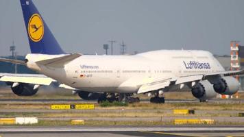 frankfurt am main, alemanha 18 de julho de 2017 - lufthansa boeing 747 d abyd taxiing para começar antes de decolar na pista 07c. fraport, frankfurt, alemanha video