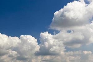 cielo azul y nubes foto