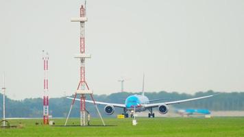 amsterdam, nederländerna 25 juli 2017 - klm boeing 787 dreamliner avgång vid bana 24 kaagbaan. shiphol flygplats, amsterdam, holland video