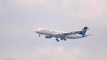 FRANKFURT AM MAIN, GERMANY JULY 18, 2017 - Lufthansa Airbus 340 D AIFE Star Alliance livery approaching before landing at 07C. Fraport, Frankfurt, Germany video