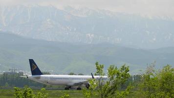 almaty, kazakstan 4 maj 2019 - airplane of air astana startar, avgång på almaty flygplats, kazakstan. berg omger flygplatsen video