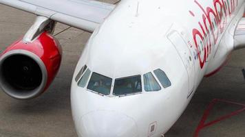 dusseldorf, alemania 23 de julio de 2017 - airberlin airbus a320 d abdy preparándose para la salida. aeropuerto de düsseldorf video