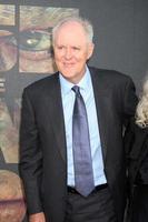 los angeles, 28 de julio - john lithgow llegando al ascenso del planeta de los simios estreno de los angeles en el teatro chino de grauman el 28 de julio de 2011 en los angeles, ca foto