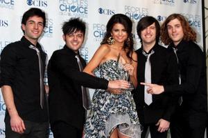 los angeles, 5 de enero - selena gomez, y su banda the scene llega a los premios people s choice awards 2011 en el teatro nokia en la live el 5 de enero de 2011 en los angeles, ca foto