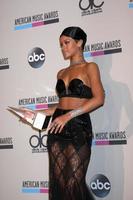 los angeles, 24 de noviembre - rihanna en la sala de prensa de los american music awards 2013 en el teatro nokia el 24 de noviembre de 2013 en los angeles, ca foto