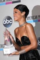 los angeles, 24 de noviembre - rihanna en la sala de prensa de los american music awards 2013 en el teatro nokia el 24 de noviembre de 2013 en los angeles, ca foto