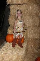 los angeles, 4 de octubre - mckenna grace at the rise of the jack o lanterns at descanso gardens el 4 de octubre de 2014 en la canada flintridge, ca foto