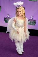 los angeles, 20 de oct - mckenna grace en la primera fiesta anual de halloween de la red hub en barker hanger el 20 de octubre de 2013 en santa monica, ca foto