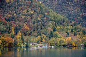 lago d'idro, italia, 2006. vista del lago en otoño foto