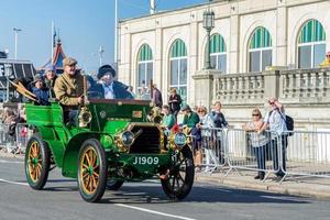 Brighton, East Sussex, Reino Unido, 2015. Coche acercándose a la línea de meta de la London to Brighton Veteran Car Run foto