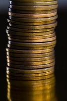 monedas pequeñas de cobre foto