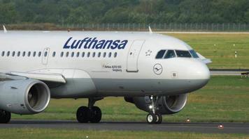 dusseldorf, alemania 22 de julio de 2017 - lufthansa airbus a319 d aibc rodando antes de la salida. aeropuerto de dusseldorf, alemania video