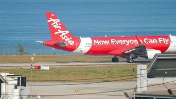 phuket, thailand 3 december 2018 - flygplan från lågprisflygbolaget airasia på phukets internationella flygplats video