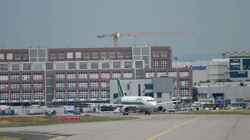 Francfort-sur-le-main, Allemagne 17 juillet 2017 - alitalia airbus a319 ei imd roulage avant le départ sur la piste 18. fraport, Francfort, Allemagne video