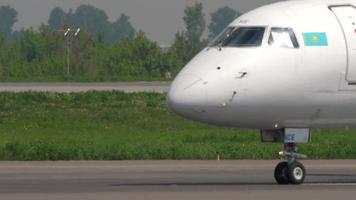 almaty, kazakstan 4 maj 2019 - air astana embraer e 190lr p4 kce, taxining efter landning, almaty internationella flygplats, kazakstan video