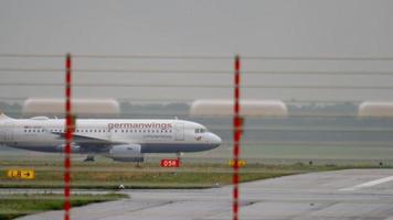 dusseldorf, alemania 24 de julio de 2017 - germanwings airbus a319 d aknv rodando después de aterrizar bajo la lluvia, cruzar la pista. aeropuerto de düsseldorf video