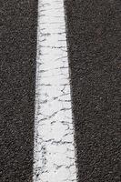 líneas blancas en la nueva carretera, foto