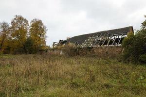 the ruins of an old building photo