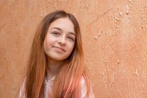 niña de 11 años sobre un fondo de pared beige. retrato de niña adolescente. foto