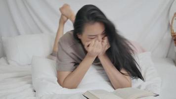 menina asiática lendo um livro se apaixona por seu romance favorito video
