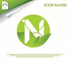 letra creativa n y diseño moderno de logotipo de hoja verde vector