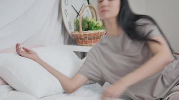 femme ayant une bonne nuit de sommeil en position couchée dans son lit video