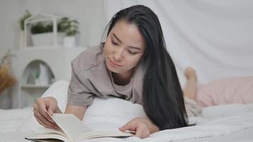fille lisant un livre dans la soirée d'automne hiver video