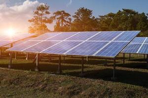 panel solar, fotovoltaica, fuente de electricidad alternativa. recursos sostenibles. concepto de energía alternativa. foto