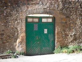 casa de campo tipica catalana en la sierra de collcerola muy cerca de la ciudad de barcelona. foto