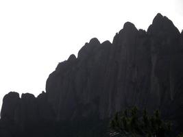 perfil de las montañas de montserrat en la provincia de barcelona, cataluña, españa. foto