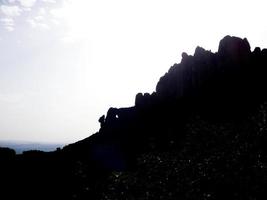 perfil de las montañas de montserrat en la provincia de barcelona, cataluña, españa. foto