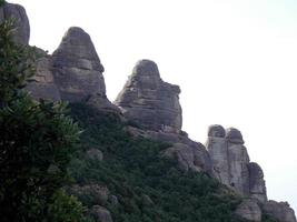 perfil de las montañas de montserrat en la provincia de barcelona, cataluña, españa. foto