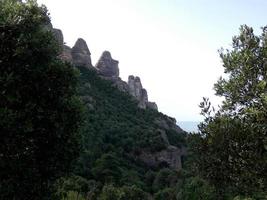 perfil de las montañas de montserrat en la provincia de barcelona, cataluña, españa. foto