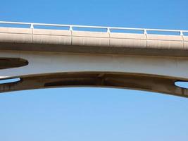 puente que cruza un río y ayuda a miles de vehículos a ahorrar tiempo y gasolina en sus viajes. foto