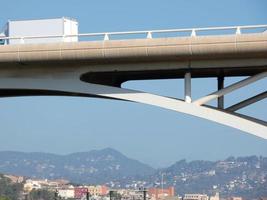 puente sobre un río para el paso de vehículos de motor foto