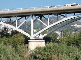 puente sobre un río para el paso de vehículos de motor foto